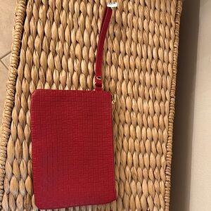 Red Croc-Embossed Wristlet Uno de 50